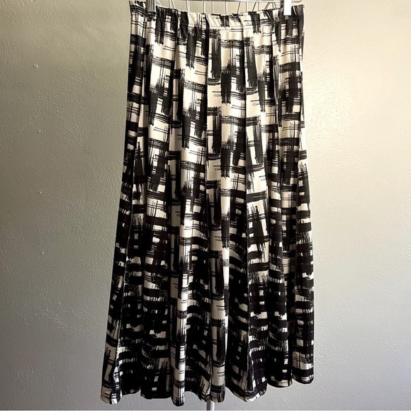 Chances R black/cream skirt w/elasticized waistband. Size M. Like new - Picture 1 of 6